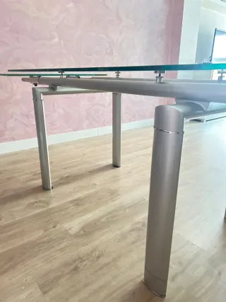 Mesa de cristal y metal, y  4 sillas