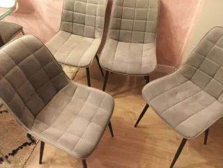 Mesa de cristal y metal, y  4 sillas