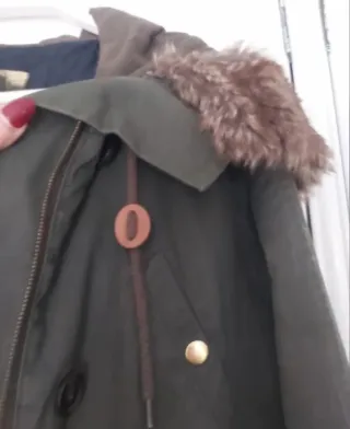 Chaqueta verde militar con capucha