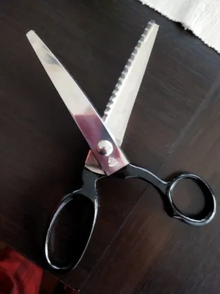 TIJERAS PARA REMALLAR LOS TRES CLAVELES.