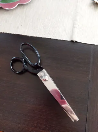 TIJERAS PARA REMALLAR LOS TRES CLAVELES.