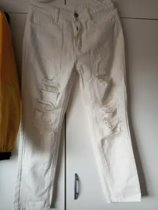 Pantalones blancos rotos