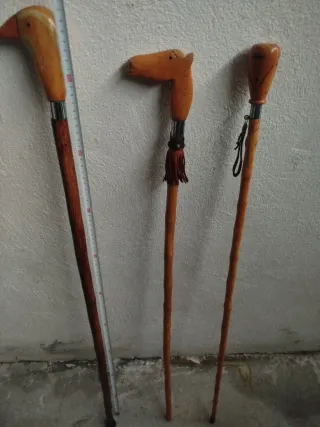 Tres bastones de madera decorativos