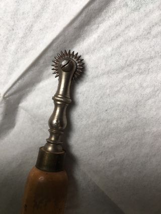 Antigua ruleta de costura.