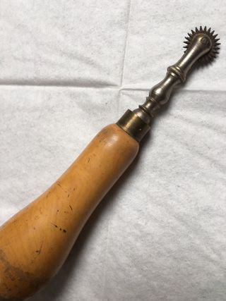 Antigua ruleta de costura.