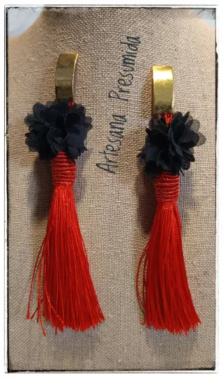 Pendientes largos borla roja y flor negra