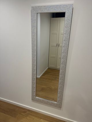 Specchio a figura intera con cornice argentata