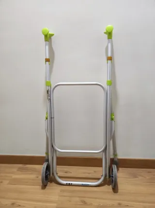 Andador plegable para adultos con ruedas