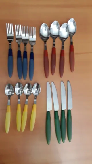 Juego de cubiertos de colores