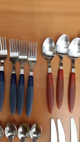 Juego de cubiertos de colores