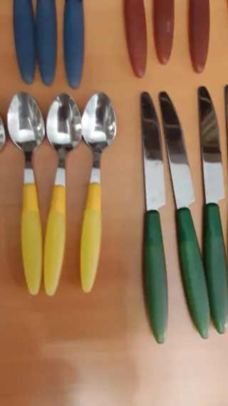 Juego de cubiertos de colores