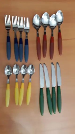 Juego de cubiertos de colores