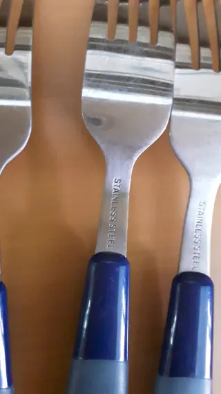 Juego de cubiertos de colores