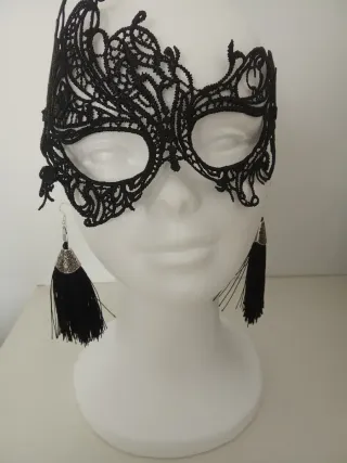 Pendientes negro con pompon y de flecos