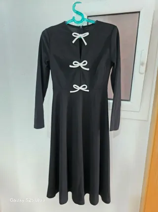 Vestido negro con lazos blancos