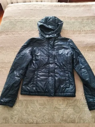 Plumífero azul con capucha