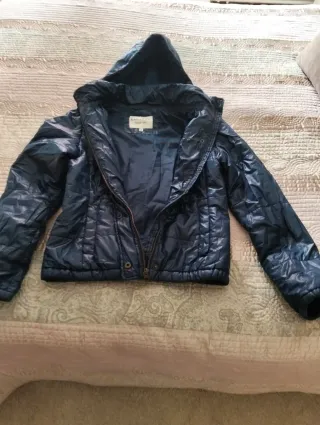 Plumífero azul con capucha