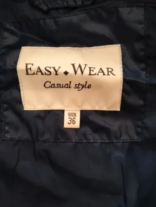 Plumífero azul con capucha