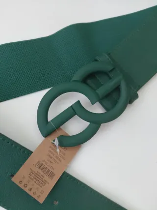 Cinturón verde ajustable con hebilla metalica.