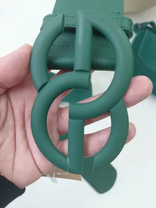 Cinturón verde ajustable con hebilla metalica.