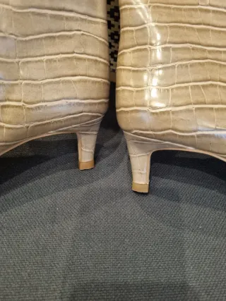 Botín media caña efecto piel reptil en color beige