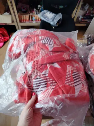 Conjunto di abiti, sciarpe, borse e portafogli