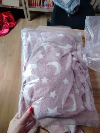 Conjunto di abiti, sciarpe, borse e portafogli