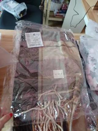 Conjunto di abiti, sciarpe, borse e portafogli