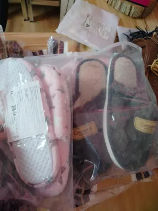 Conjunto di abiti, sciarpe, borse e portafogli