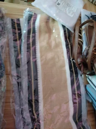 Conjunto di abiti, sciarpe, borse e portafogli