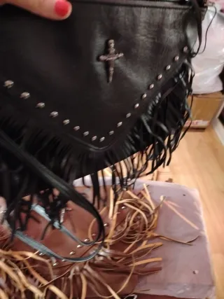 Conjunto di abiti, sciarpe, borse e portafogli