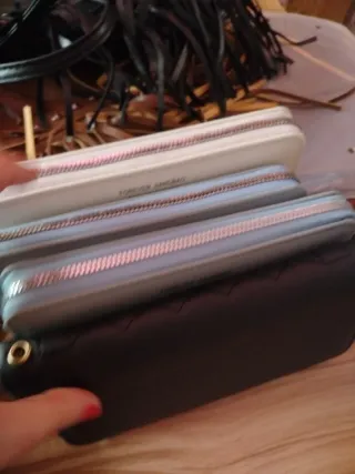 Conjunto di abiti, sciarpe, borse e portafogli