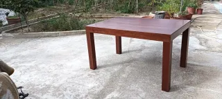 Mesa de madera marrón abatible