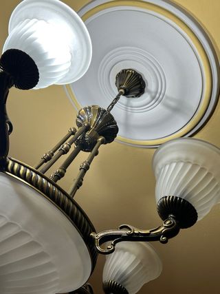 Lámpara araña dorada y vidrio