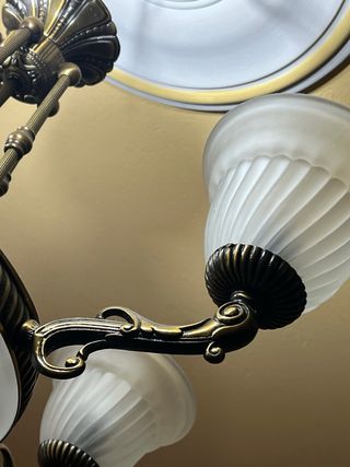 Lámpara araña dorada y vidrio