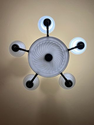 Lámpara araña dorada y vidrio