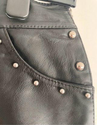 Pantalón cuero negro tachuelas