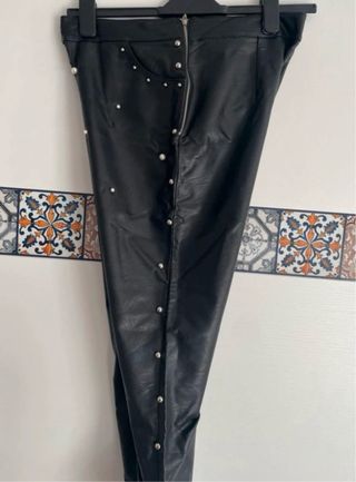 Pantalón cuero negro tachuelas