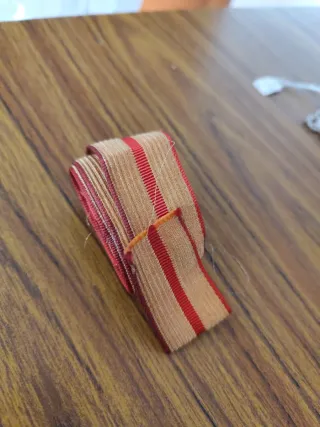 Cinta militar dorada y roja brigada especialista