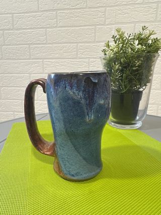 Taza cerámica artesanal moderna azul y marrón