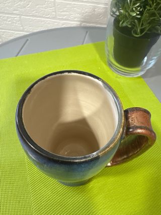 Taza cerámica artesanal moderna azul y marrón