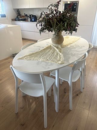 Mesa comedor ovalada y 6 sillas blancas