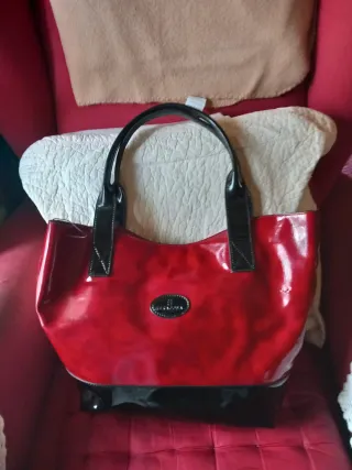 Bolso Guess Rojo y Negro Charol