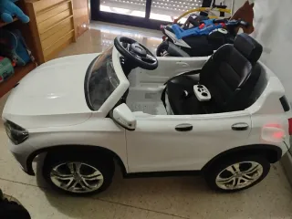 Coche eléctrico infantil blanco