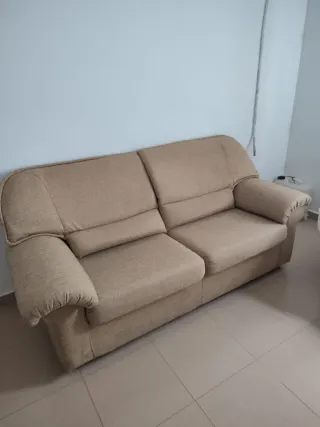 Sofá de tela beige de dos plazas y tres plazas