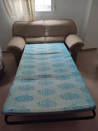 Sofá de tela beige de dos plazas y tres plazas