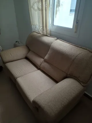 Sofá de tela beige de dos plazas y tres plazas