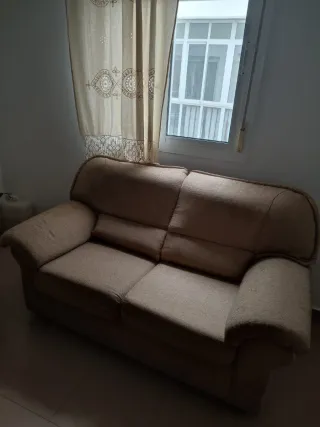 Sofá de tela beige de dos plazas y tres plazas