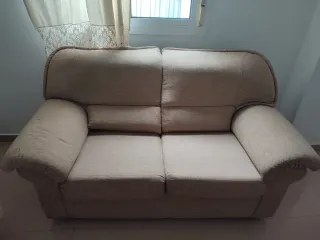 Sofá de tela beige de dos plazas y tres plazas