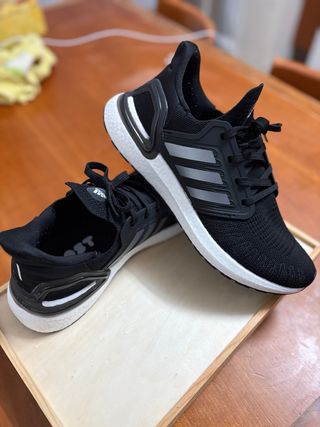 Zapatillas Adidas Negras y Blancas